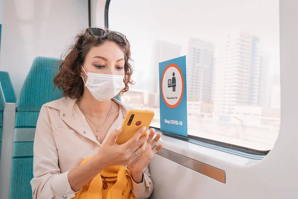 Mujer Con Máscara Médica Utiliza Una Aplicación Teléfono Inteligente Para — Foto de Stock