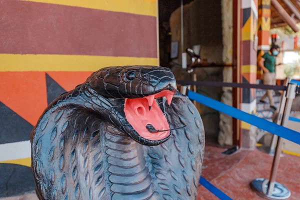 Figuur Van Een Zwarte Cobra Met Giftige Hoektanden Bij Ingang — Stockfoto
