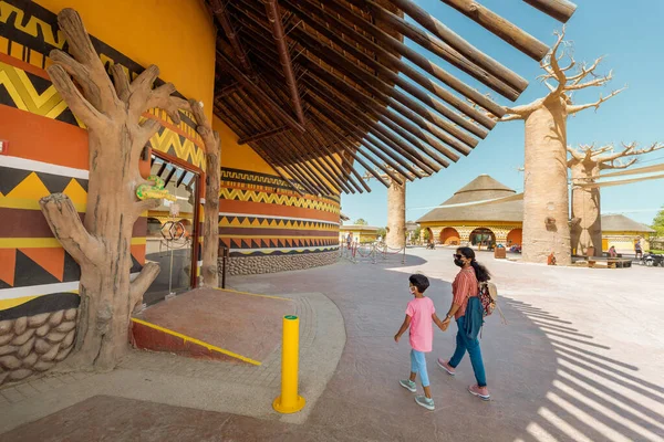 2021年2月23日 阿联酋 带着家人和孩子的游客和游客进入迪拜动物园非洲村的Serpentarium大楼 — 图库照片
