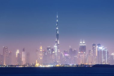 Gelecekçi Dubai şehrinin gökdelenlerin tüm tanıdık çizgileriyle gökyüzünün panoramik görüntüsü. BAE 'de tatil ve gayrimenkul.
