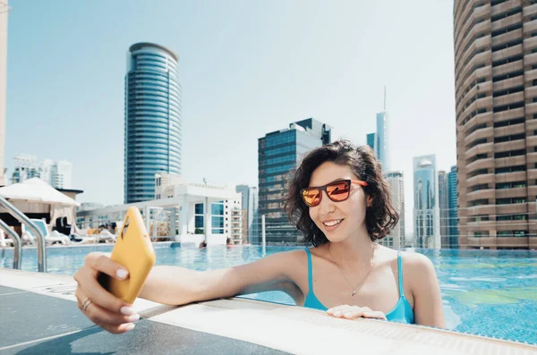 Wesoła Kobieta Bloger Podróży Robi Selfie Swoim Smartfonie Podczas Relaksu — Zdjęcie stockowe