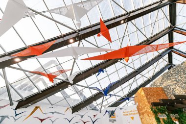 23 Şubat 2021, Dubai, BAE: Dubai Hayvanat Bahçesi ve Safari Parkı 'ndaki modern kuş heykelleriyle birlikte giriş salonunun içi