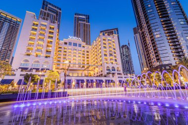 24 Şubat 2021, Dubai, BAE: Vida Otel ve Dubai Marina Creek Limanı 'ndaki aydınlık çeşme panoramik manzarası