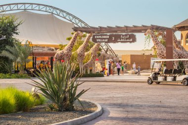 23 Şubat 2021, Dubai, BAE: Dubai Hayvanat Bahçesi 'ndeki Kâşif Köyü' nün kapılarından aileleri ve çocukları olan ziyaretçiler ve turistler giriyor