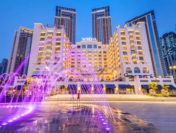 2021 Február Dubai Egyesült Arab Emírségek Vida Hotel Világított Szökőkút — Stock Fotó