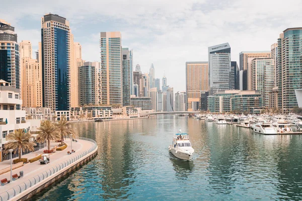 Tekne Dubai Marina Bölgesindeki Kanal Boyunca Sayısız Gökdelen Otelin Arka — Stok fotoğraf