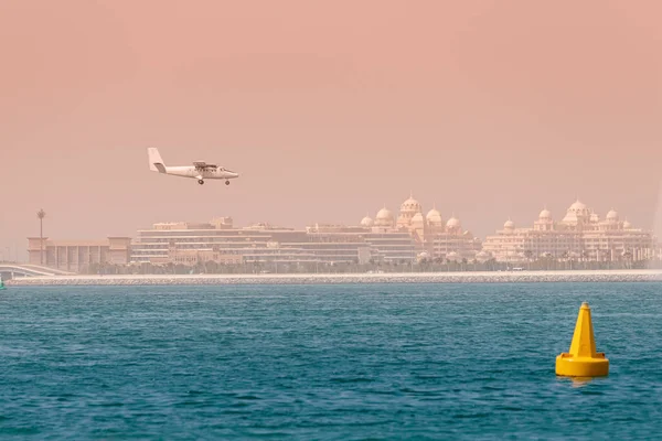 Propellerdrivna Lätta Flygplan Landar Banan Den Artificiella Palm Jumeirah Dubai — Stockfoto
