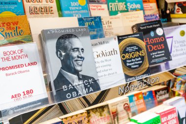 26 Şubat 2021, Dubai, BAE: Barack Obama 'nın diğer çok satanlar listesinin arasında raftaki Arazi Sözleşmesi