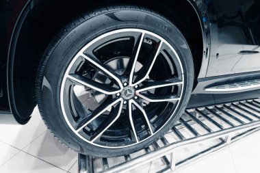 26 Şubat 2021, Dubai, BAE: Pirelli araba lastiği ve Mercedes-Benz logosu