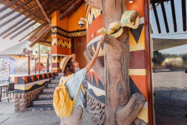 23 Şubat 2021, Dubai, BAE: Dubai Hayvanat Bahçesi 'ndeki Afrika Hayvanat Bahçesi' ndeki Serpentarium eğlence ve turizm merkezinin girişinde kadın ziyaretçi