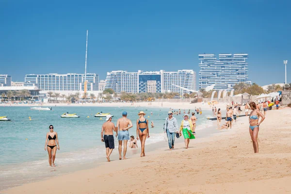 25 Şubat 2021, Dubai, BAE: Kalabalık Jbr veya Jumeirah Beach Residence kumsalında yürüyor. Tatilciler yüzer ve güneşlenir.