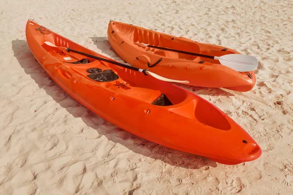 Red Canoe Kayak Paddles Lie Sandy Beach Tropical Island Waiting — Stock Photo, Image