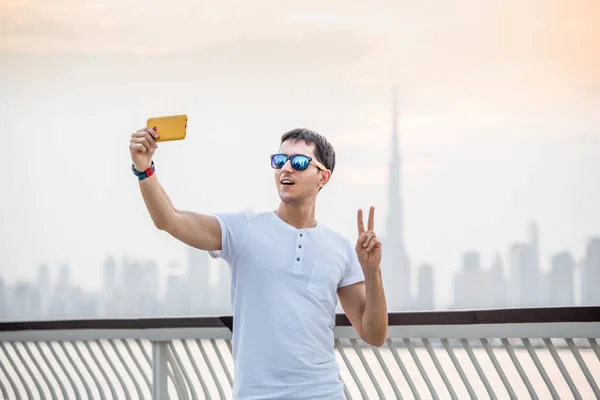 Ένας Άνδρας Ταξιδιώτης Βγάζει Μια Selfie Στο Smartphone Του Φόντο — Φωτογραφία Αρχείου