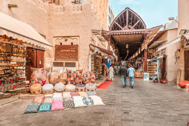 23 Şubat 2021, Dubai, BAE: Creek bölgesindeki Old Bur Dubai çarşı pazarı. Mal, tekstil ve hediyelik eşya satan tüccarlar.