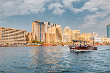 23 Şubat 2021, Dubai, BAE: Abra Dhow ahşap tekne RTA nakliye yolcuları Dubai Deresi 'nin bir kıyısından diğerine yüz maskesi takıyor.