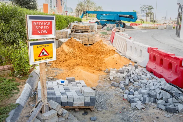 Poprawa Chodników Układanie Płytek Placu Budowy Pobliżu Autostrady Bezpieczeństwo Pracy — Zdjęcie stockowe