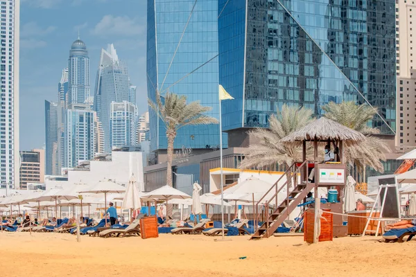2021 Február Dubai Egyesült Arab Emírségek Napágyas Strand Vízimentő Torony — Stock Fotó