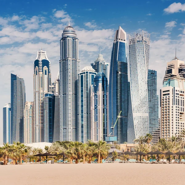 Praia Paradisíaca Área Marina Dubai Num Cenário Espetaculares Arranha Céus — Fotografia de Stock