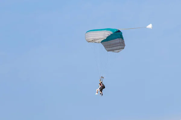 Skydiver Instructor Jumps Tandem Student Enjoys Flight — 图库照片