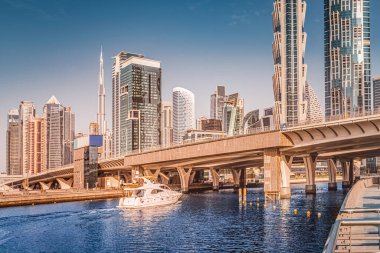 Lüks sürat teknesi Dubai şehir merkezindeki köprünün altında sayısız gökdelen ve otelin çarpıcı manzarasıyla yol alıyor.