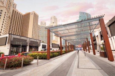 25 Şubat 2021, Dubai, BAE: Dubai Marina bölgesindeki JBR Jumeirah plaj yerleşim bölgesinde gökdelenleri ve restoranları olan yaya geçidi