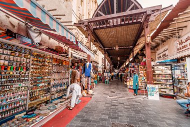 23 Şubat 2021, Dubai, BAE: Creek bölgesindeki Old Bur Dubai çarşı pazarı. Mal, tekstil ve hediyelik eşya satan tüccarlar.