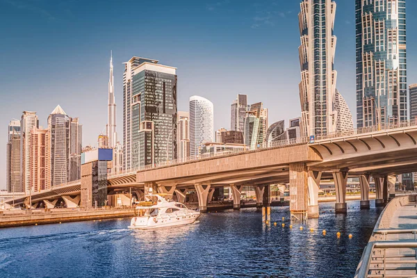 Luxe Speedboot Vaart Onder Brug Door Dubai Downtown Center Met — Stockfoto