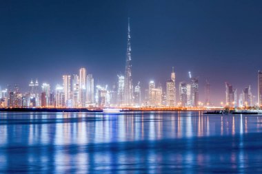 Burç Halife 'nin panoramik görüntüsü ve Dubai' nin finansal merkezindeki diğer gökdelenler, BAE 'de, dere kanalının sularında yansımalar var.