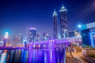 Gece Dubai şehir merkezindeki şelale köprüsünü aydınlatmış. Gökdelenlerin üzerinde binlerce küçük ışık varmış. BAE 'de popüler turizm merkezleri