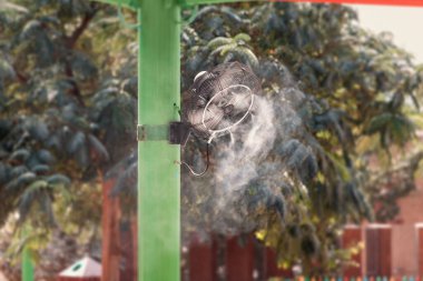 Yaz sıcağında insanları serinletmek için su püskürten yelpazeler.