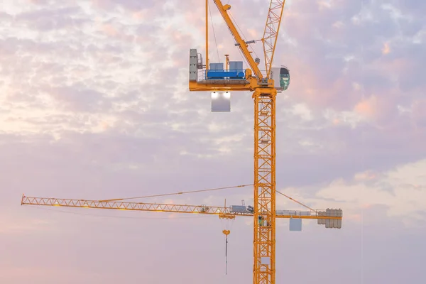 Guindastes Industriais Elevados Canteiro Obras Durante Construção Arranha Céus Conceito — Fotografia de Stock