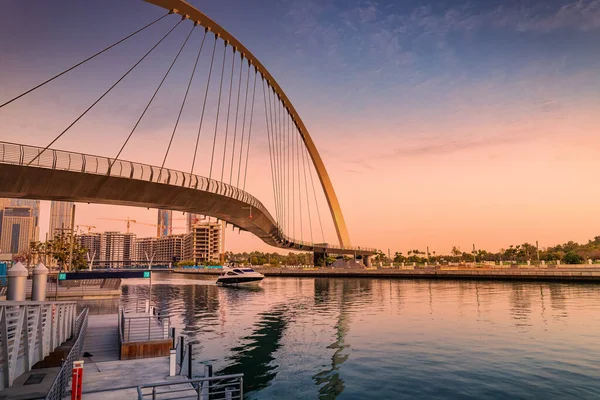 Toleransbro Och Strandpromenad Längs Dubai Creek Kanalen Majestätiskt Färgstarkt Solnedgångsljus — Stockfoto