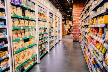 25 Şubat 2021, BAE, Dubai: Marketteki süpermarket rafları, tüketim ve mallar