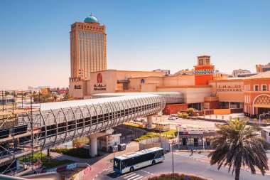 24 Şubat 2021, Dubai, BAE: Ünlü Emirates AVM binası ve Sheraton Hotel 'in hava manzarası