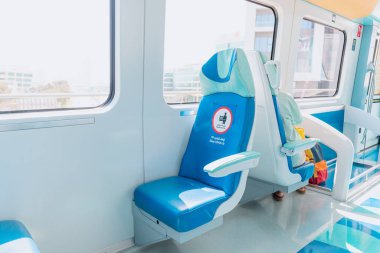Dubai ve Birleşik Arap Emirlikleri 'ndeki covid-19 koronavirüs salgını sırasında bir metro vagonunda kısıtlamalar ve yasaklar