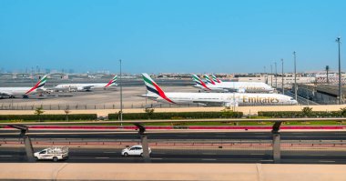 24 Şubat 2021, Dubai, BAE: Emirates Havayolları DXB havaalanının otoparkında park halindedir.