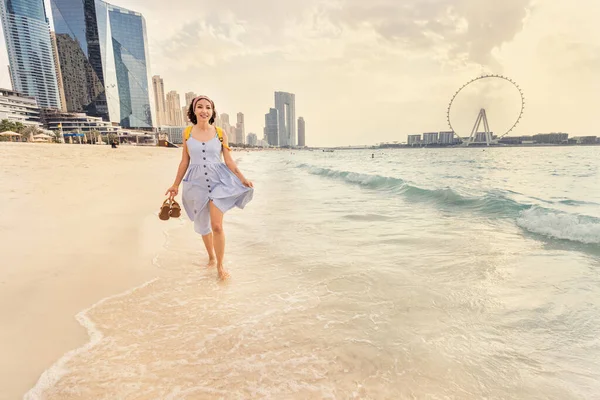 Glückliche Touristinnen Spazieren Barfuß Einem Sandstrand Jbr Gebiet Von Dubai — Stockfoto
