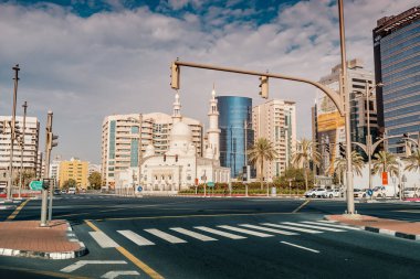 23 Şubat 2021, Dubai, BAE: Dubai Creek bölgesindeki yaya geçidi ve zarif beyaz Yaqub camii. Trafik ve turizm merkezleri