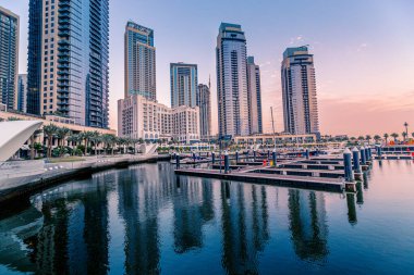Oteller ve apartmanlar gökdelen binalar Dubai Marina Creek Limanı 'ndaki panoramik manzara