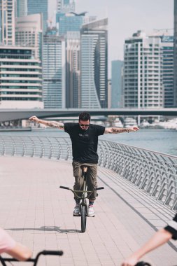 26 Şubat 2021, BAE, Dubai: BMX Bisikletçi şehir caddesinde bazı numaralar ve numaralar sergiliyor