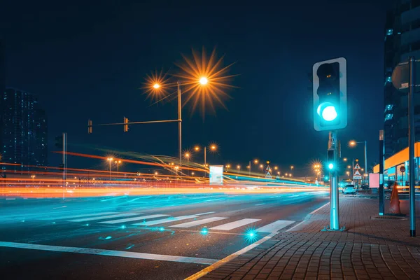 Cruce Peatonal Sobre Una Carretera Concurrida Con Semáforo Tomado Una — Foto de Stock