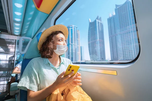 Mujer Con Una Máscara Médica Protectora Monta Metro Sostiene Teléfono — Foto de Stock