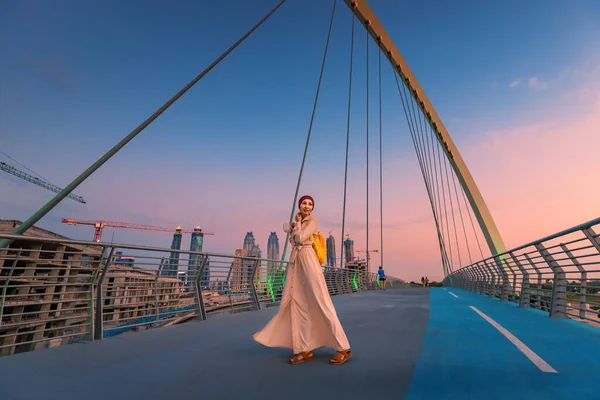 Жіночий Турист Ходить Висячому Мосту Дубаї Популярні Туристичні Пам Ятки — стокове фото