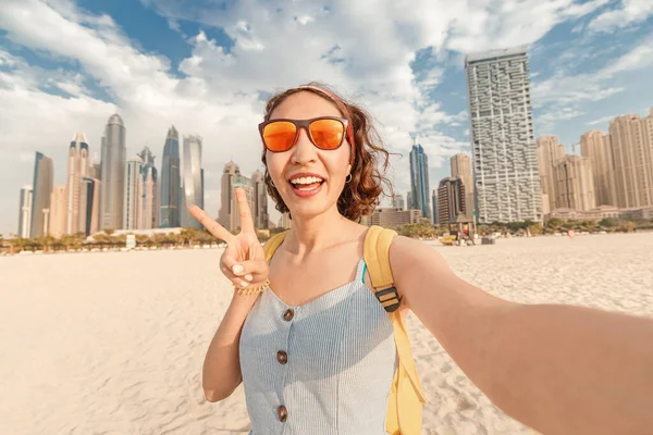 Happy Blogger Γυαλιά Ηλίου Βγάζει Μια Selfie Φωτογραφία Για Κοινωνικά — Φωτογραφία Αρχείου