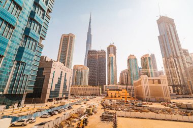 24 Şubat 2021, Dubai, BAE: çok sayıda inşaat alanı ve en ünlü gökdelen Burj Halife 'nin etrafındaki otopark