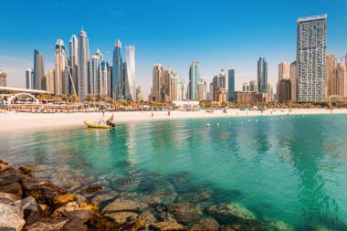 Dubai Marina ve JBR bölgesinde uzun gökdelenleri ve otelleri olan tatilcilerin bulunduğu lüks ve görkemli kumlu bir sahil.