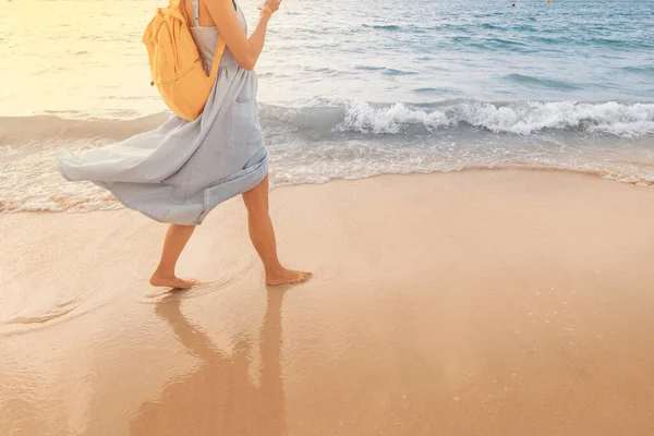 Mujer Con Una Mochila Amarilla Vestido Sol Pasea Por Una — Foto de Stock