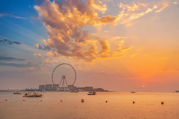 Röd Solnedgång Över Bluewaters Island Med Det Berömda Dubai Eye — Stockfoto