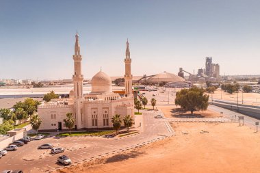 24 Şubat 2021, Dubai, BAE: El Khair Camii 'nin ve araba parkının havadan görünüşü