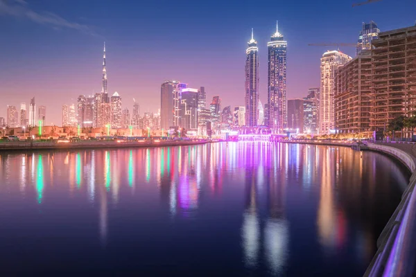 Dubai Lungomare Canale Acqua Notte Con Grattacieli Illuminati Luoghi Destinazioni — Foto Stock